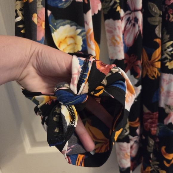 Guess Slit Tie Leg Floral Guess Romper - Picture 9 of 10